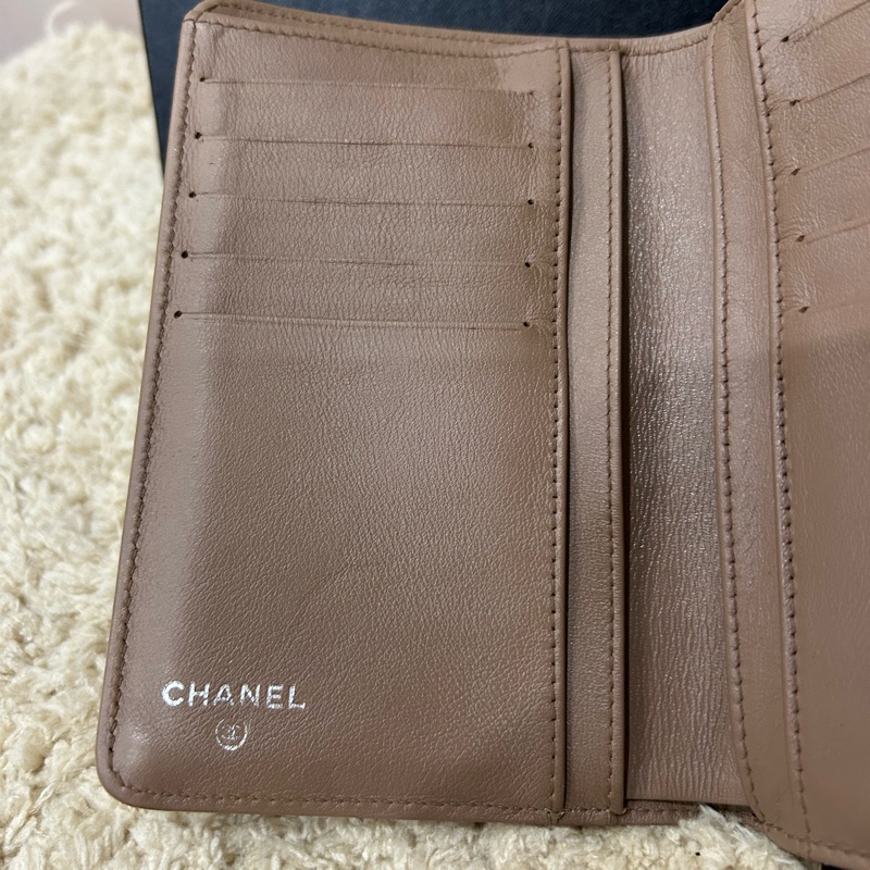 chanel 雙C奶茶荔枝牛皮扣式中夾 含零錢包-7