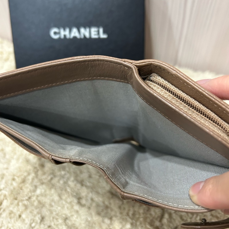 chanel 雙C奶茶荔枝牛皮扣式中夾 含零錢包-8