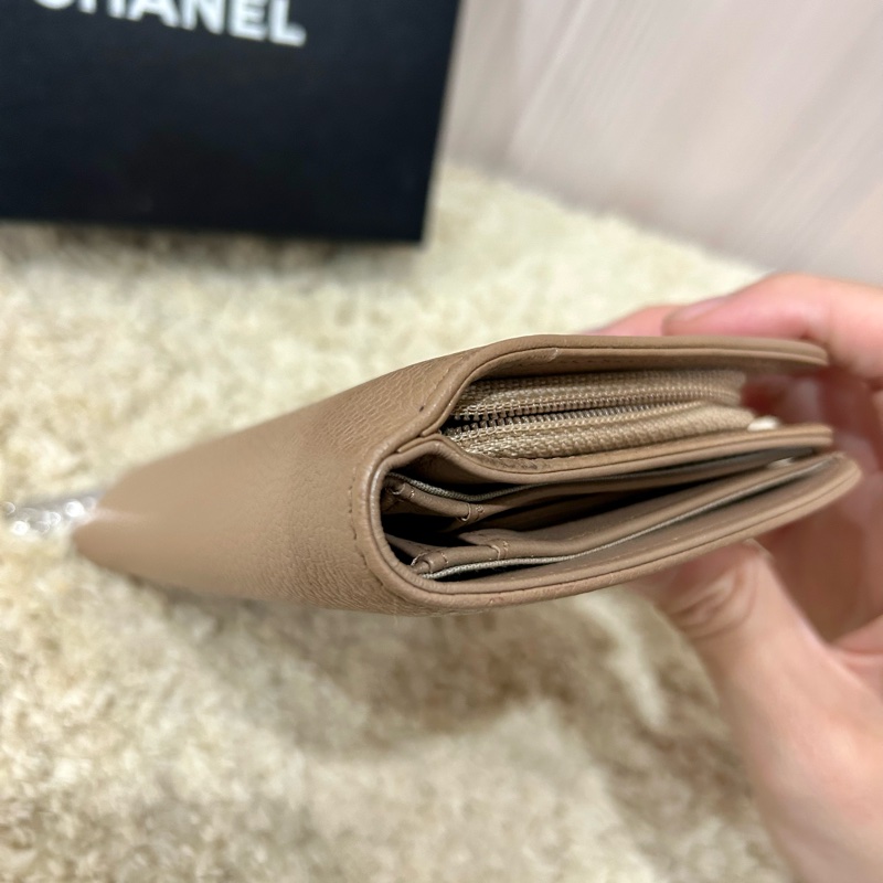 chanel 雙C奶茶荔枝牛皮扣式中夾 含零錢包-15