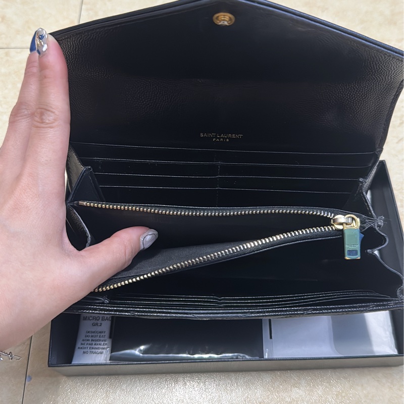 YSL MONOGRAM系列V字縫線魚子醬牛皮金屬LOGO暗釦手拿長夾(黑)-2