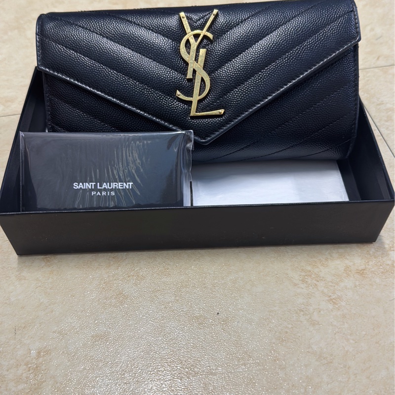 YSL MONOGRAM系列V字縫線魚子醬牛皮金屬LOGO暗釦手拿長夾(黑)-4