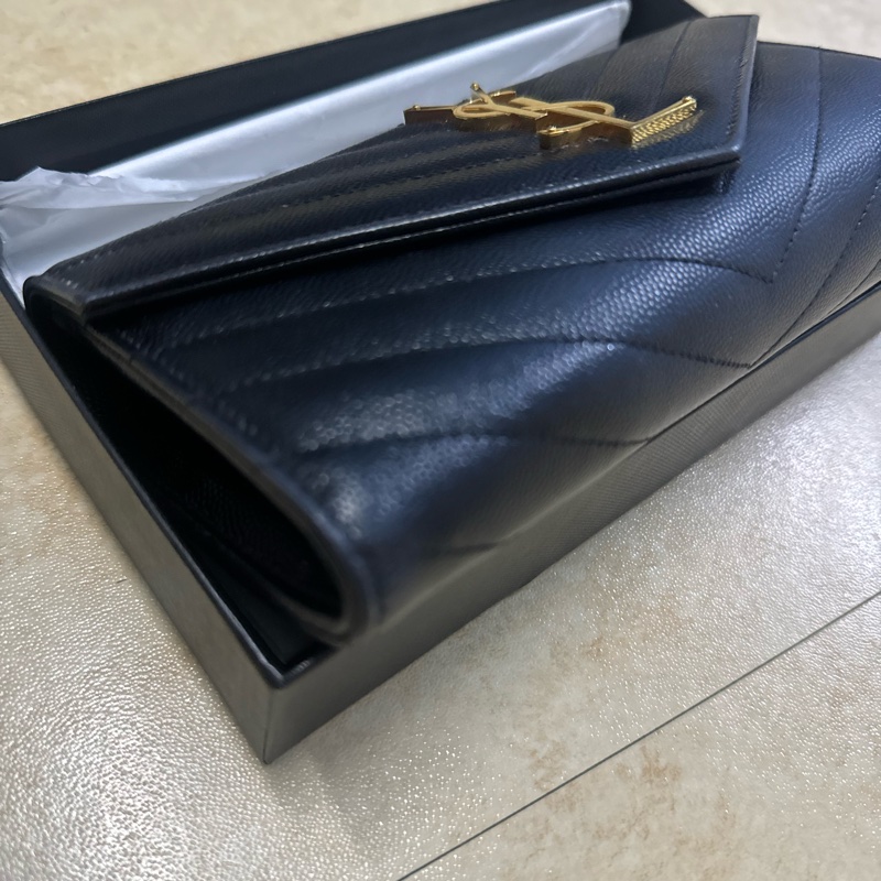 YSL MONOGRAM系列V字縫線魚子醬牛皮金屬LOGO暗釦手拿長夾(黑)-12