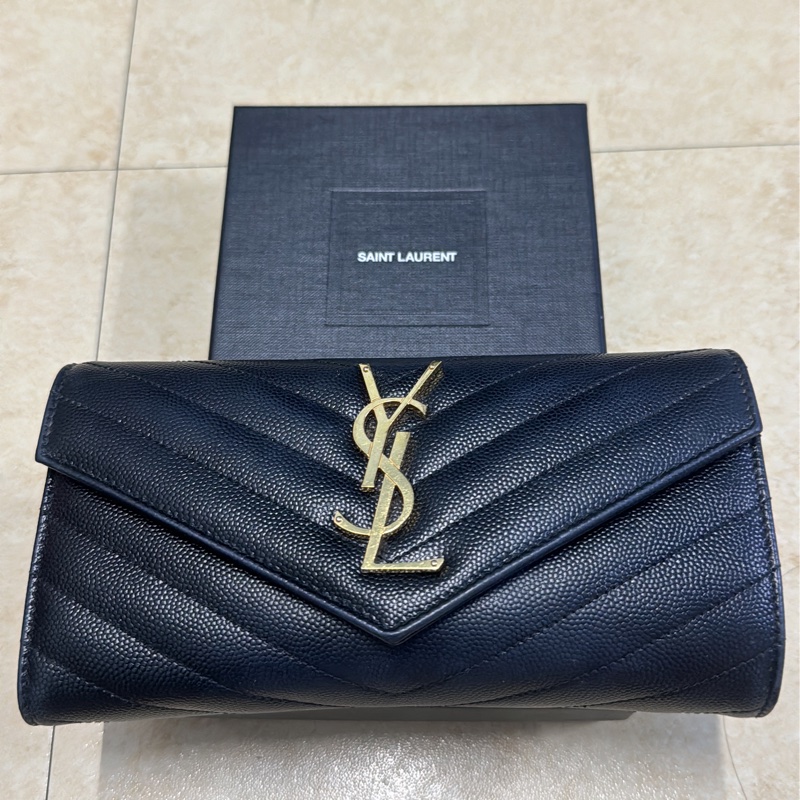 YSL MONOGRAM系列V字縫線魚子醬牛皮金屬LOGO暗釦手拿長夾(黑)-15