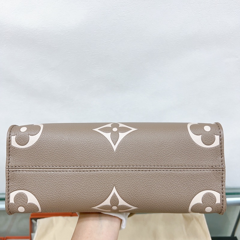 (已出❌) Lv on the go pm tote 大象灰拼色托特包 小號 M45779-2