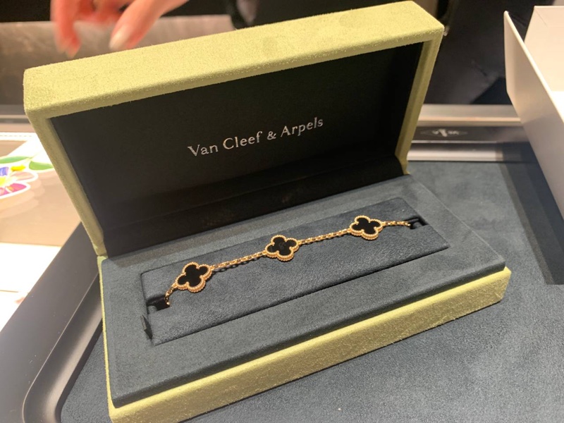 VCA黑色五花手鍊-1