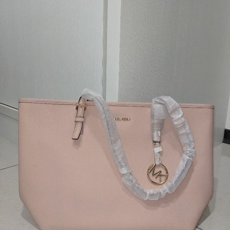 Michael Kors Jet Set Travel 防刮牛皮拉鍊托特包(中/粉裸色)-1
