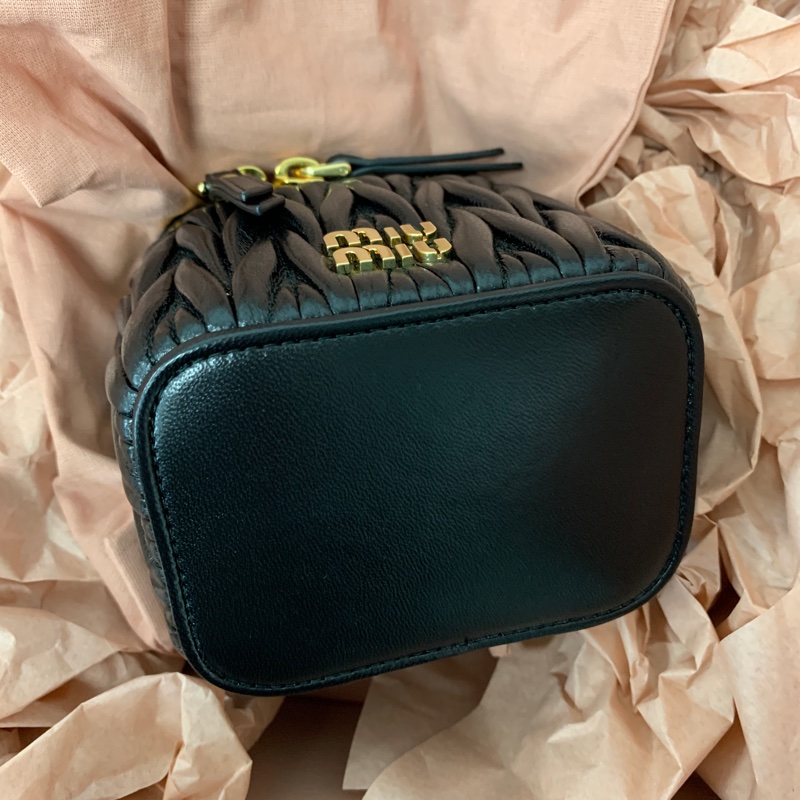 甜甜出~近新Miu Miu Matelassé 納帕皮革小巧手袋(手機無法入）-3