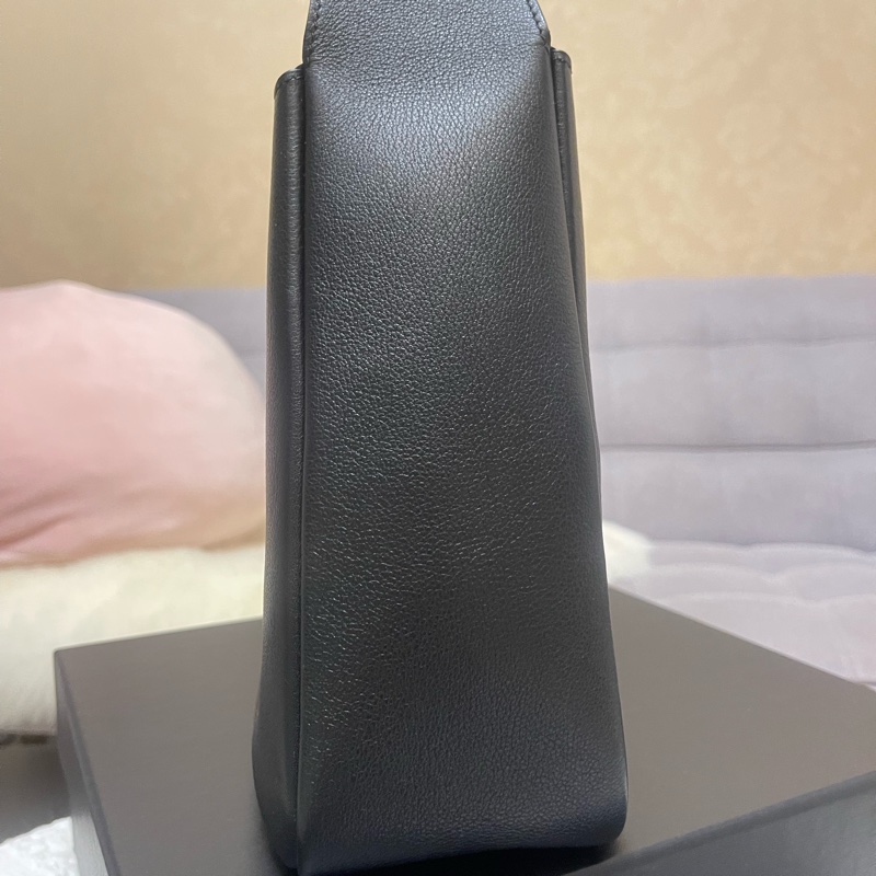 YSL LE 5 À 7小型粒面皮革柔軟手袋  黑金 Hobo (BP Rosé 御用款）-6