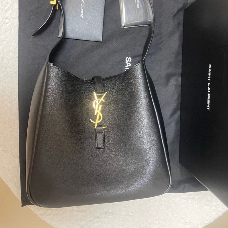 YSL LE 5 À 7小型粒面皮革柔軟手袋  黑金 Hobo (BP Rosé 御用款）-4