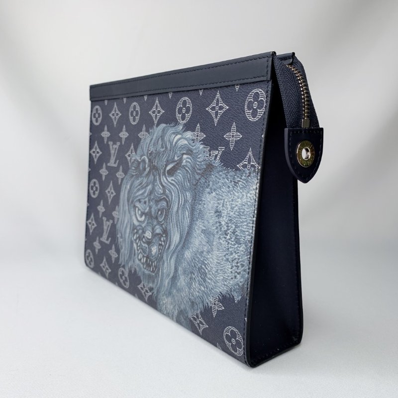 LV POCHETTE VOYAGE獅子手拿包-2