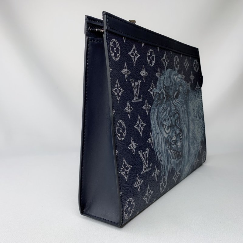 LV POCHETTE VOYAGE獅子手拿包-3