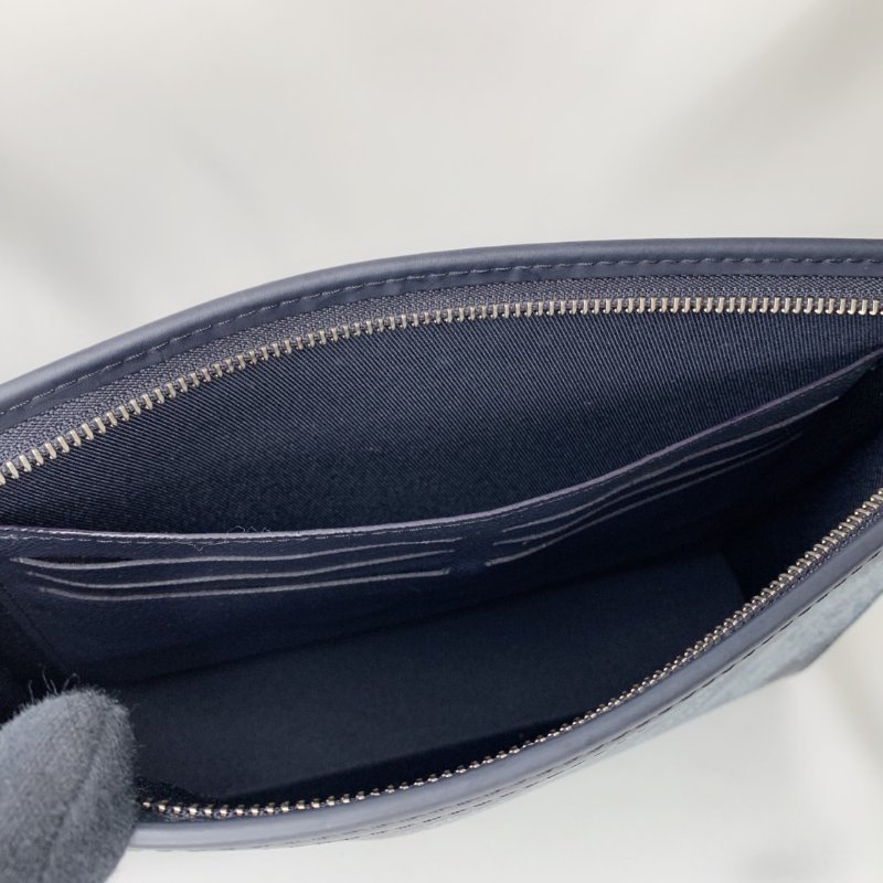 LV POCHETTE VOYAGE獅子手拿包-6