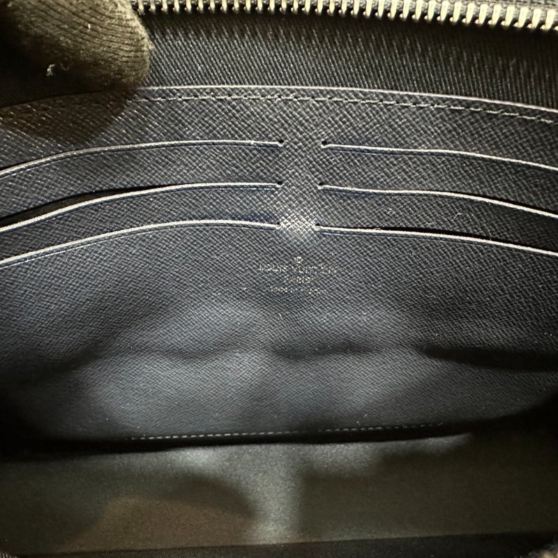 LV POCHETTE VOYAGE獅子手拿包-7