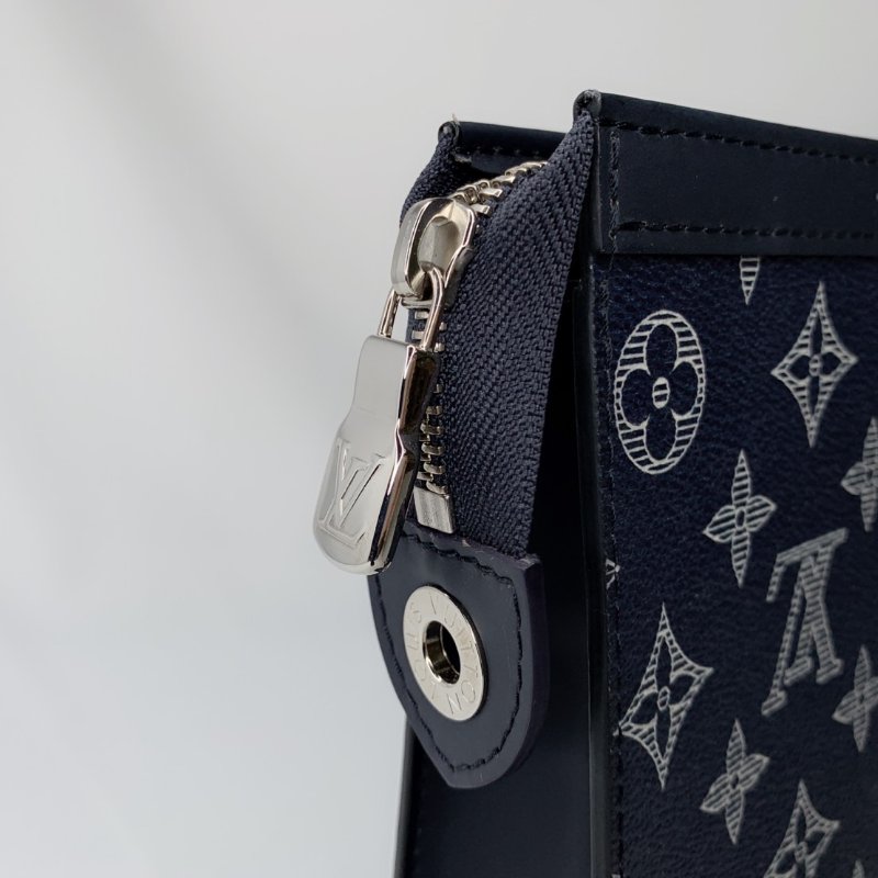 LV POCHETTE VOYAGE獅子手拿包-9