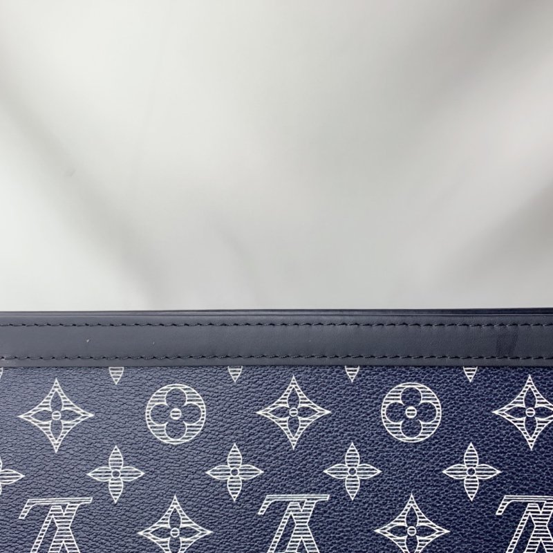 LV POCHETTE VOYAGE獅子手拿包-10