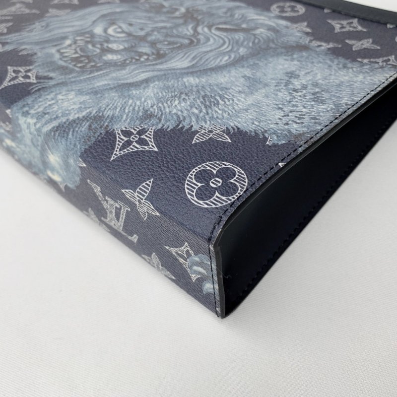 LV POCHETTE VOYAGE獅子手拿包-13