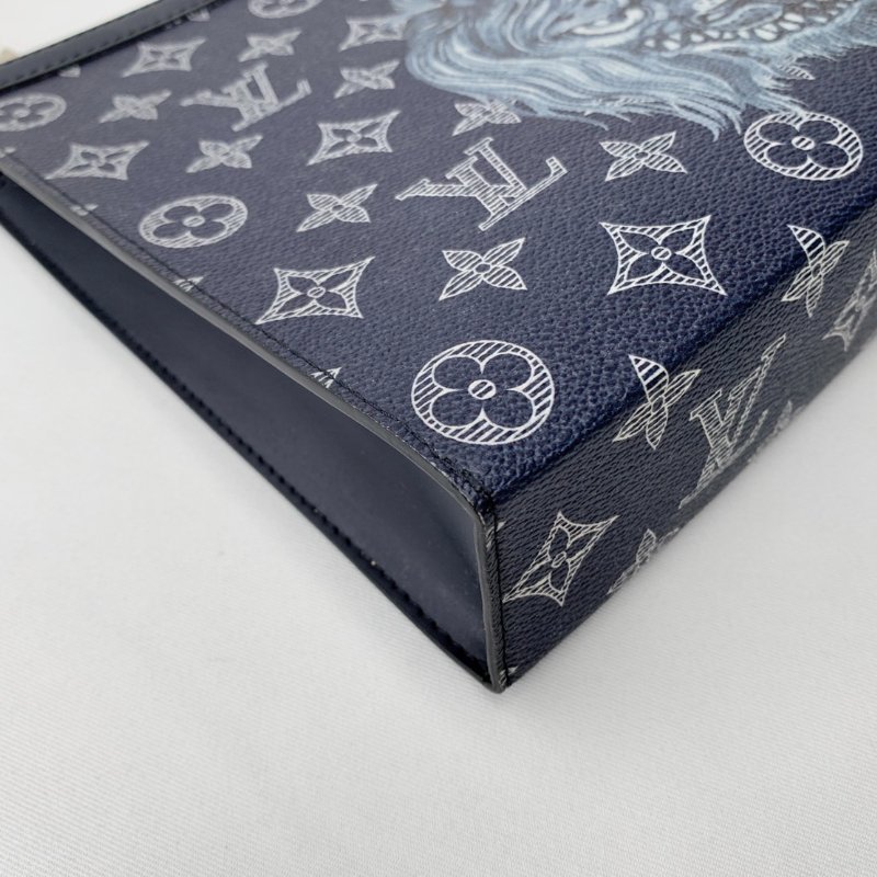 LV POCHETTE VOYAGE獅子手拿包-14