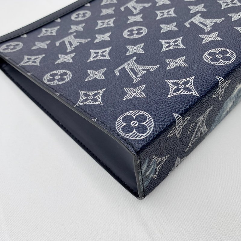 LV POCHETTE VOYAGE獅子手拿包-15