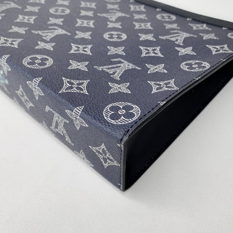 LV POCHETTE VOYAGE獅子手拿包-16