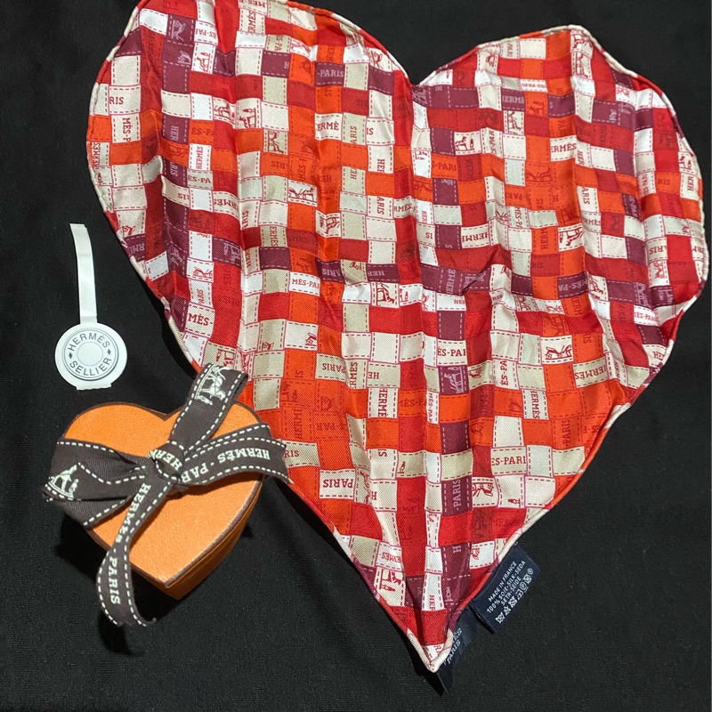 HERMES 愛馬仕 紅色愛心Pochette Bolduc au Carre 絲巾 綁帶 包包配件 服飾配件-1