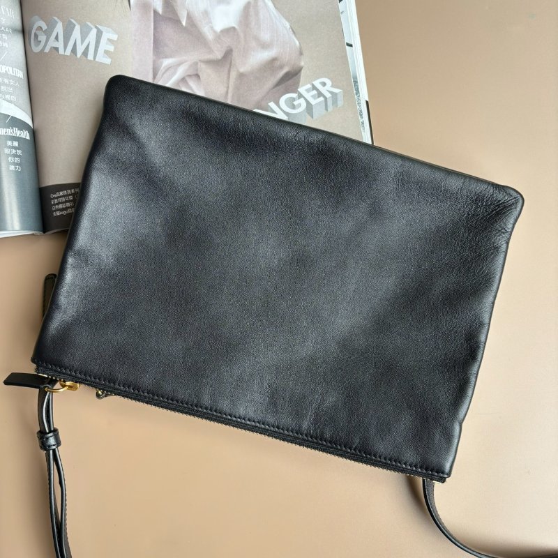 ::CELINE:: TRIO 黑色小款 經典羊革三層斜背包-1