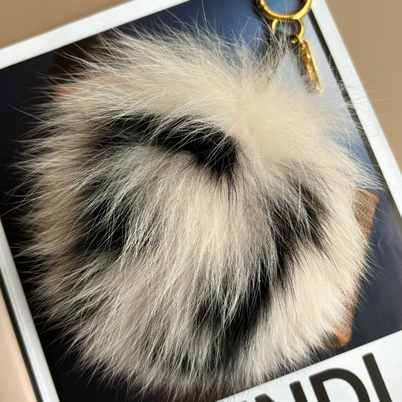 ::FENDI:: 雙F LOGO 粉色毛球 貂毛吊飾-1