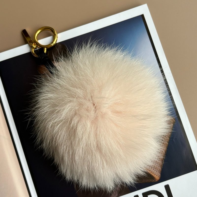 ::FENDI:: 雙F LOGO 粉色毛球 貂毛吊飾-3