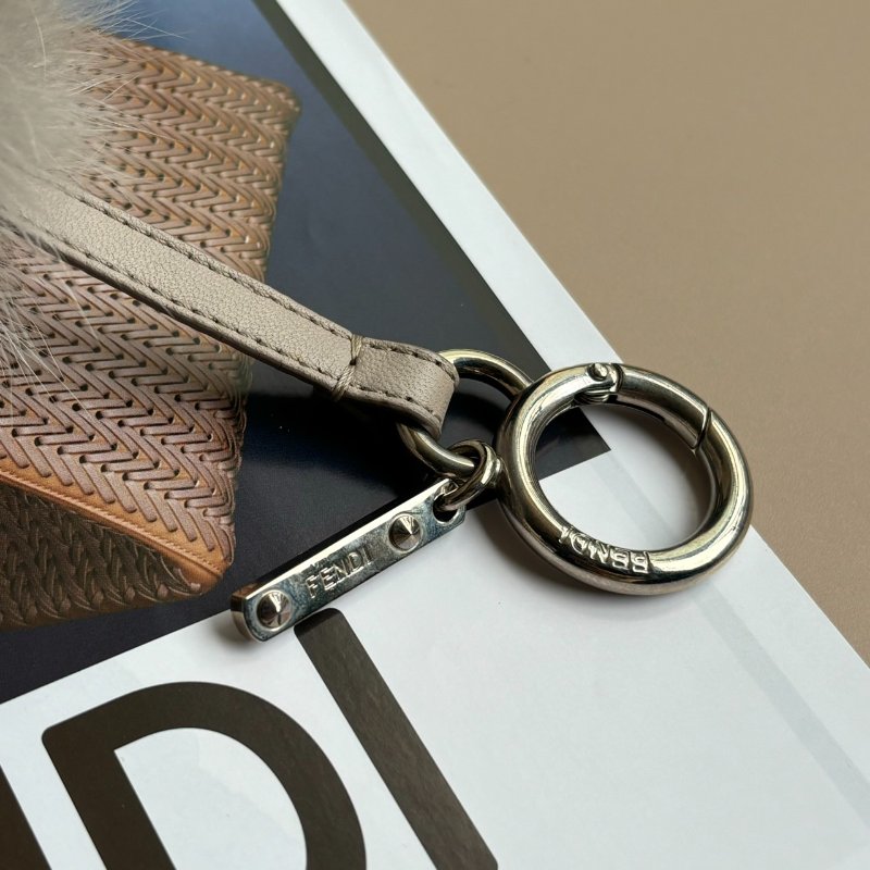 ::FENDI:: 雙F LOGO 粉色毛球 貂毛吊飾-4