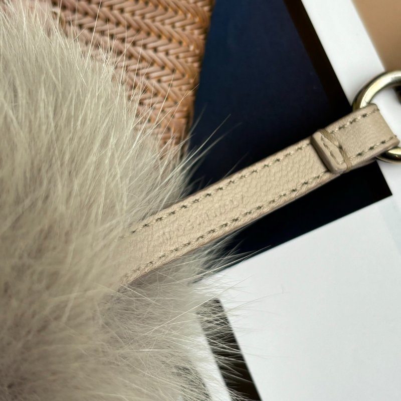 ::FENDI:: 雙F LOGO 粉色毛球 貂毛吊飾-5