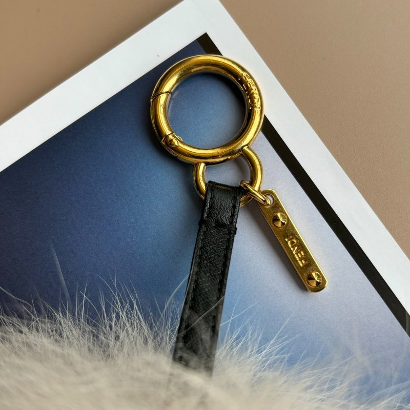 ::FENDI:: 雙F LOGO 粉色毛球 貂毛吊飾-6