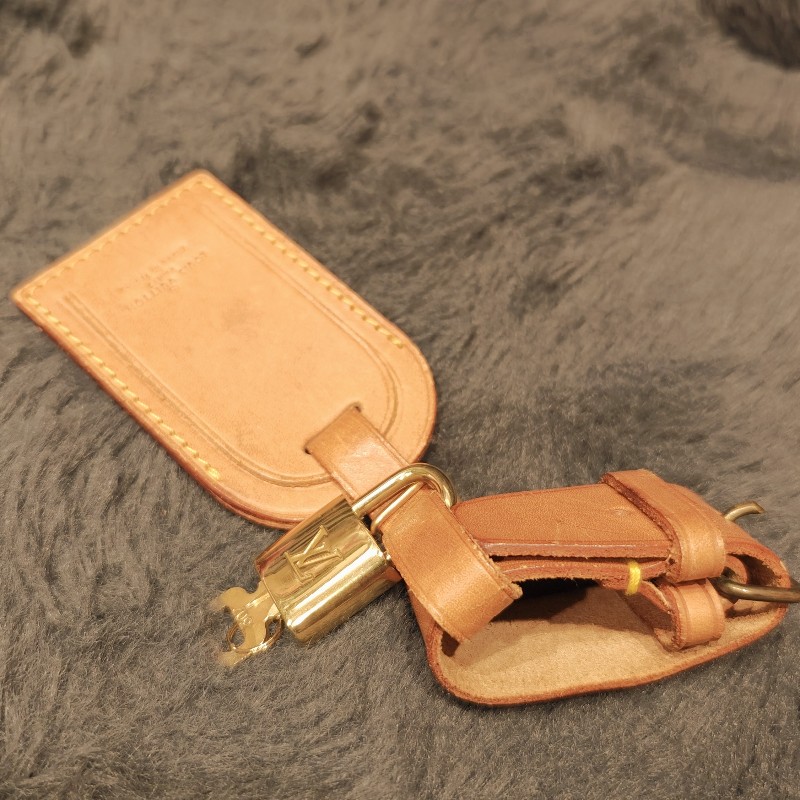 降價日本帶回正品LV行李皮吊牌加鑰匙圈-1