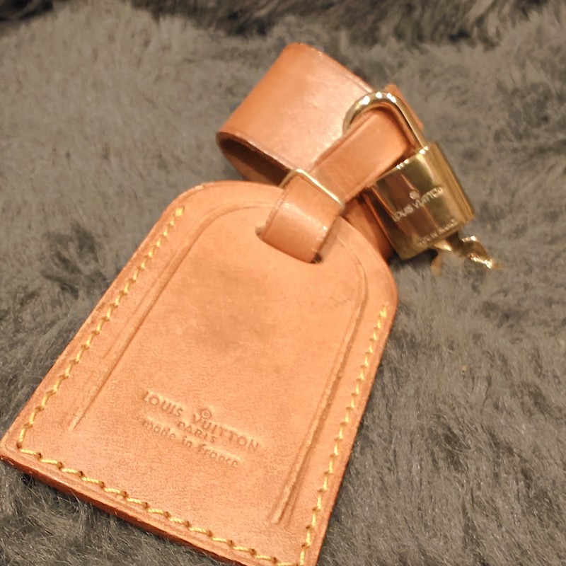 降價日本帶回正品LV行李皮吊牌加鑰匙圈-6