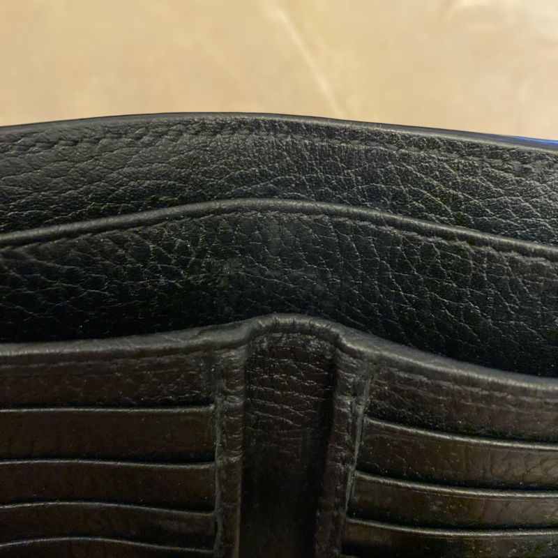 Gucci 黑金 零錢區 明顯使用痕跡 logo磨損使用痕跡 短夾 皮夾 卡夾-13