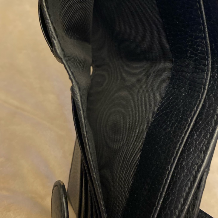 Gucci 黑金 零錢區 明顯使用痕跡 logo磨損使用痕跡 短夾 皮夾 卡夾-16