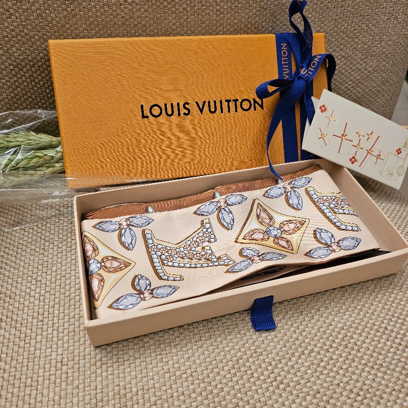 Louise Vuitton 2024🐉龍🐲年 龍騰圖樣twilly長絲巾 全新-1