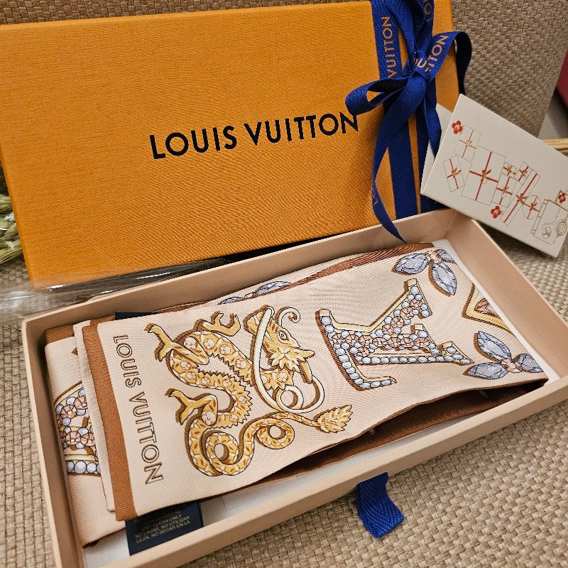 Louise Vuitton 2024🐉龍🐲年 龍騰圖樣twilly長絲巾 全新-13