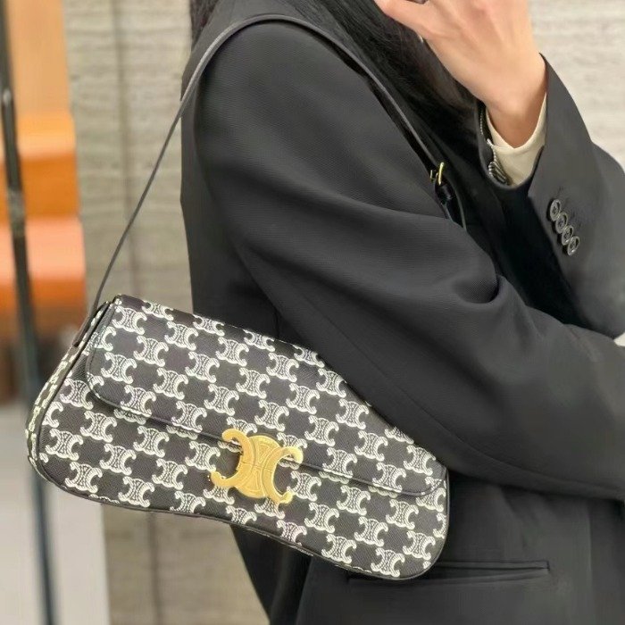 Celine 115532 雙色標誌印花中型 Lola 包 黝黑色★母親節特價《2024季度新品》-1