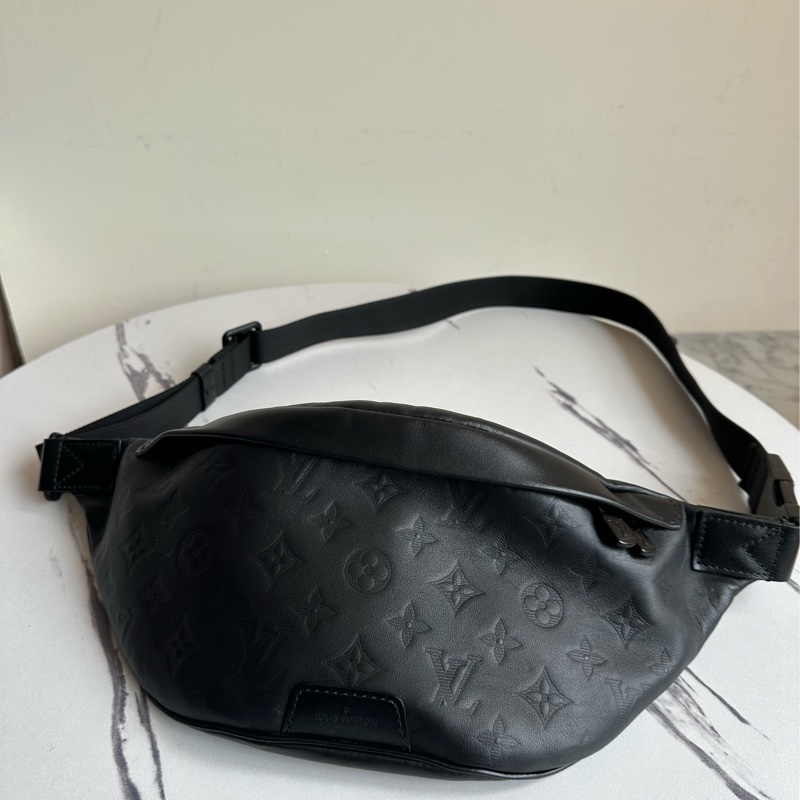 Lv 男生黑壓紋胸包-0