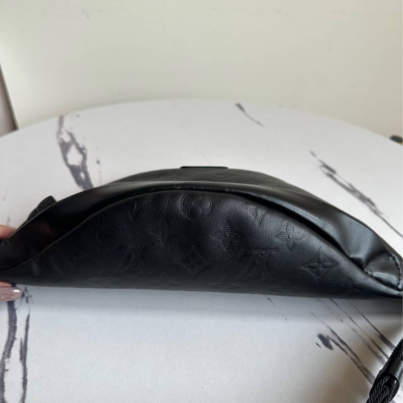 Lv 男生黑壓紋胸包-1