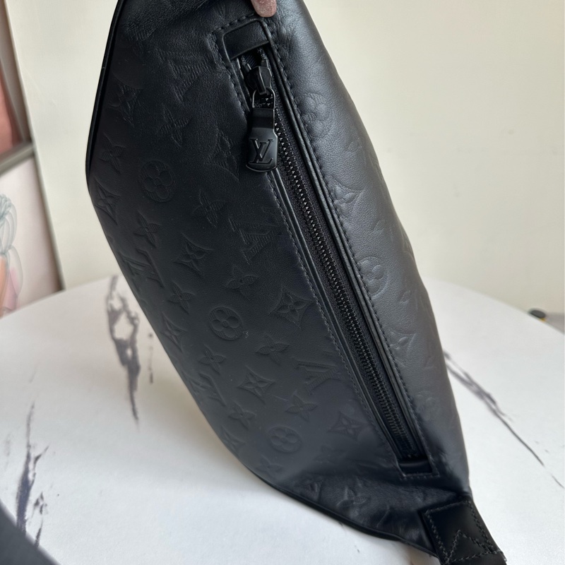 Lv 男生黑壓紋胸包-2