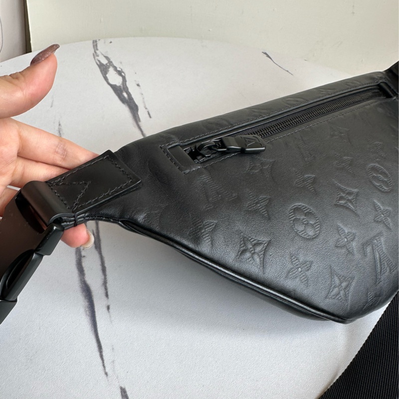 Lv 男生黑壓紋胸包-3