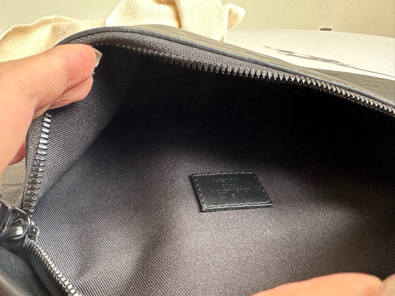 Lv 男生黑壓紋胸包-5