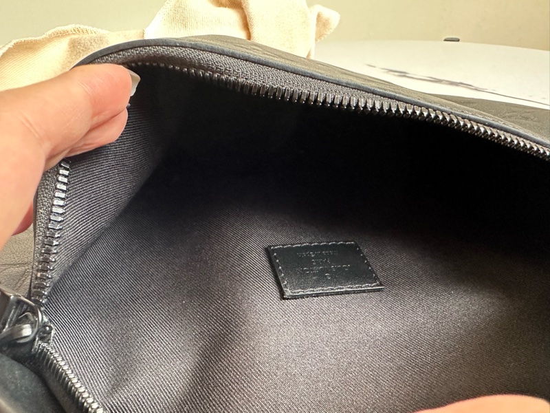 Lv 男生黑壓紋胸包-6