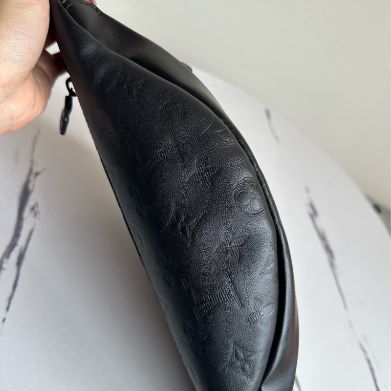 Lv 男生黑壓紋胸包-7