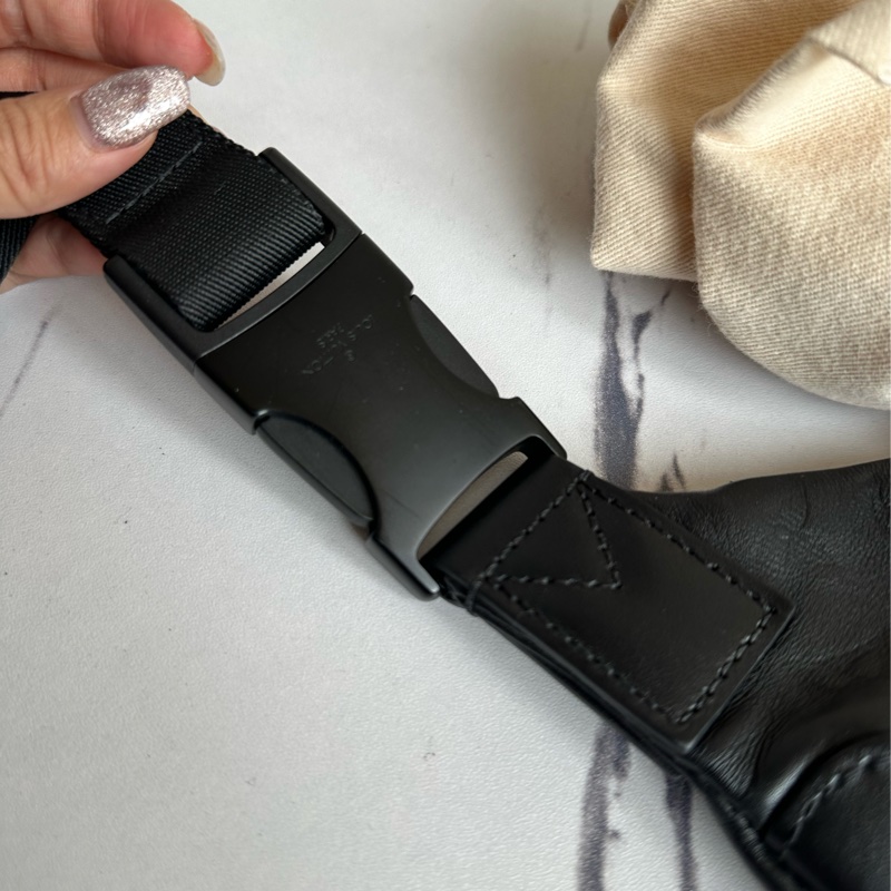 Lv 男生黑壓紋胸包-8