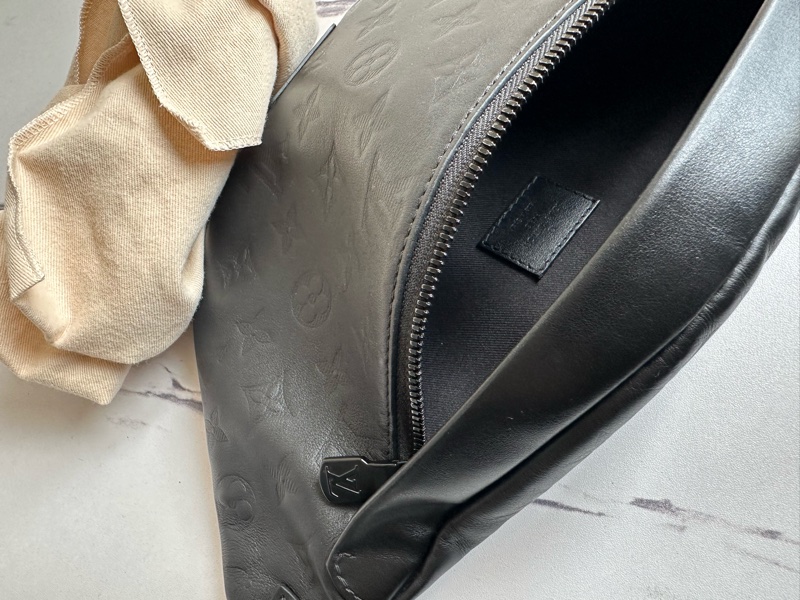 Lv 男生黑壓紋胸包-9