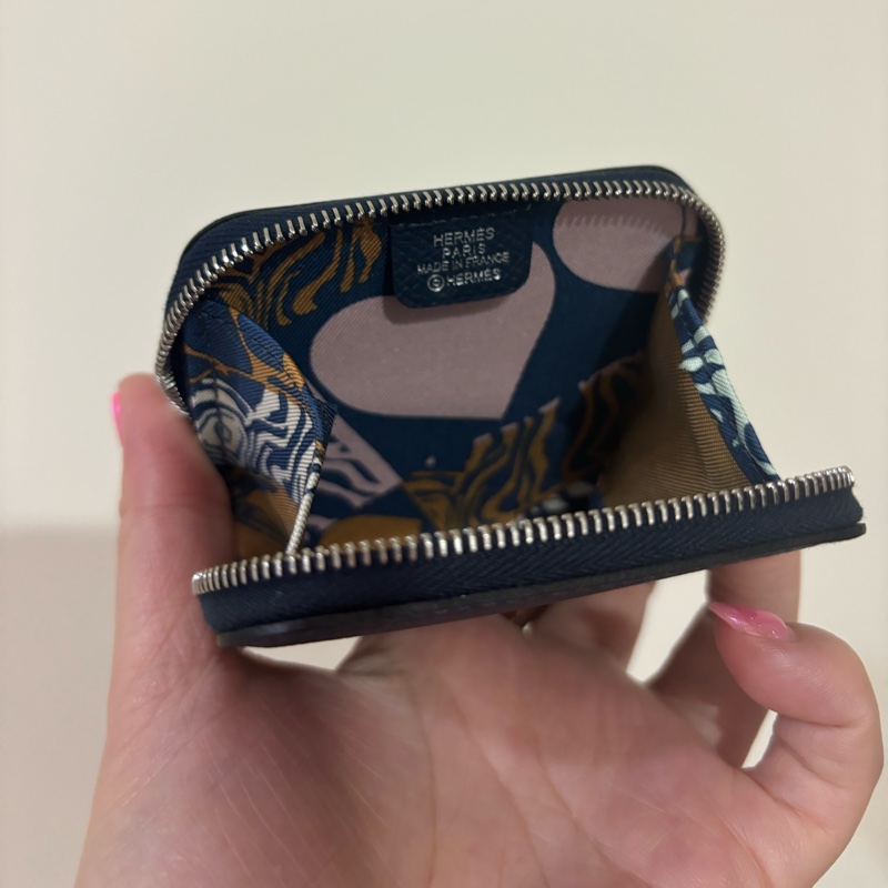 現貨商品 全新商品 全配商品 台灣購證 Hermes 經典絲巾零錢包 普魯士藍內拼豹紋愛心 法國製造-9