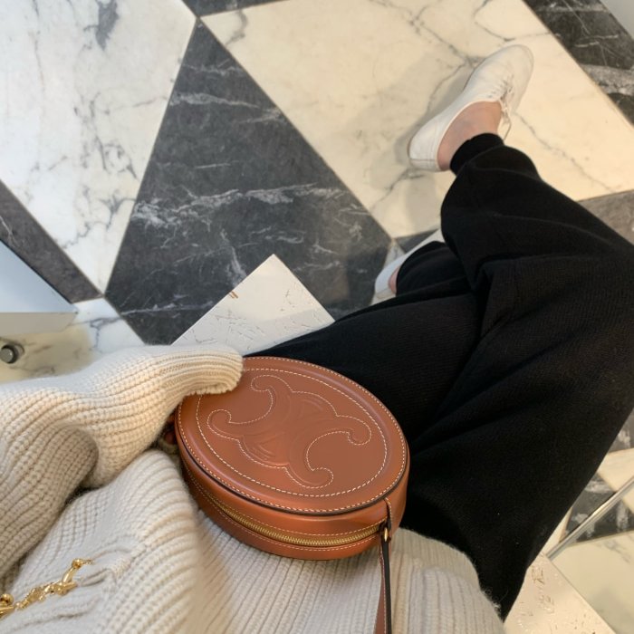 Celine 198603 凱旋門 Cuir Oval 中款月餅包 黃褐色《2024季度新品》-1