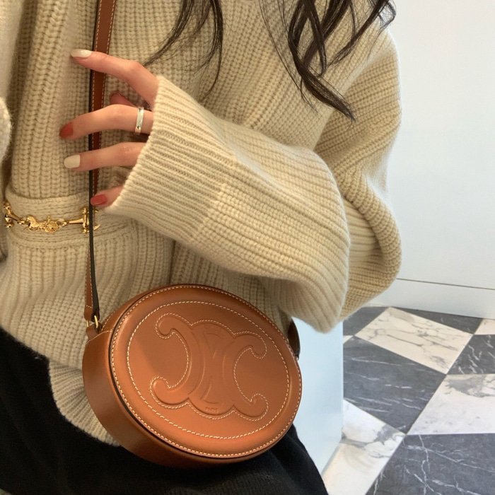 Celine 198603 凱旋門 Cuir Oval 中款月餅包 黃褐色《2024季度新品》-2