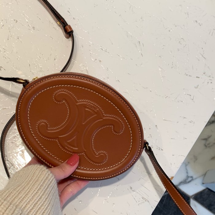 Celine 198603 凱旋門 Cuir Oval 中款月餅包 黃褐色《2024季度新品》-3